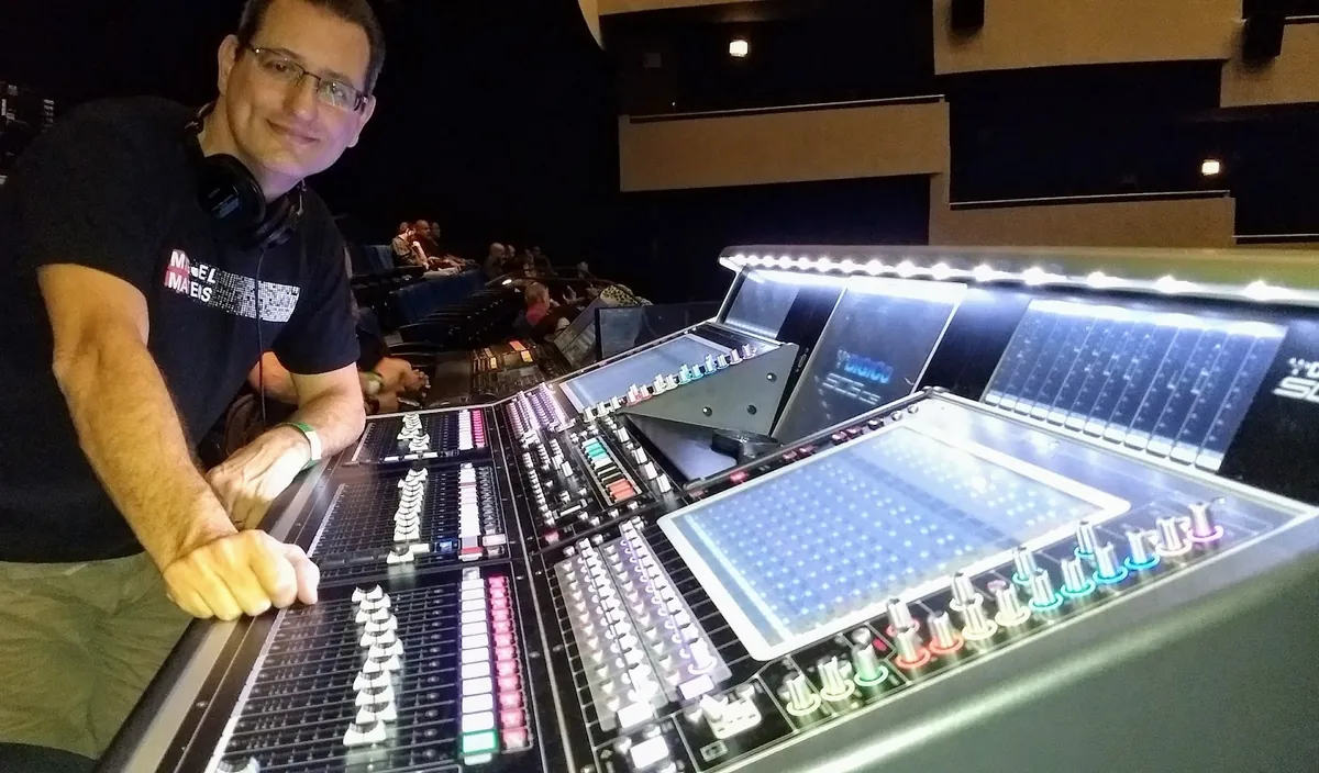 Néstor Randazzo at a DiGiCo console in a theater