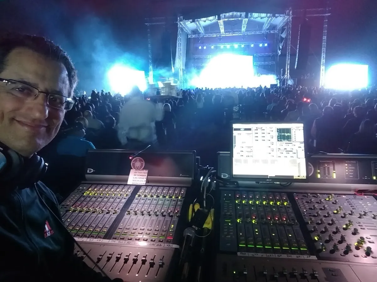Néstor Randazzo at the front-of-house console during an outdoor show