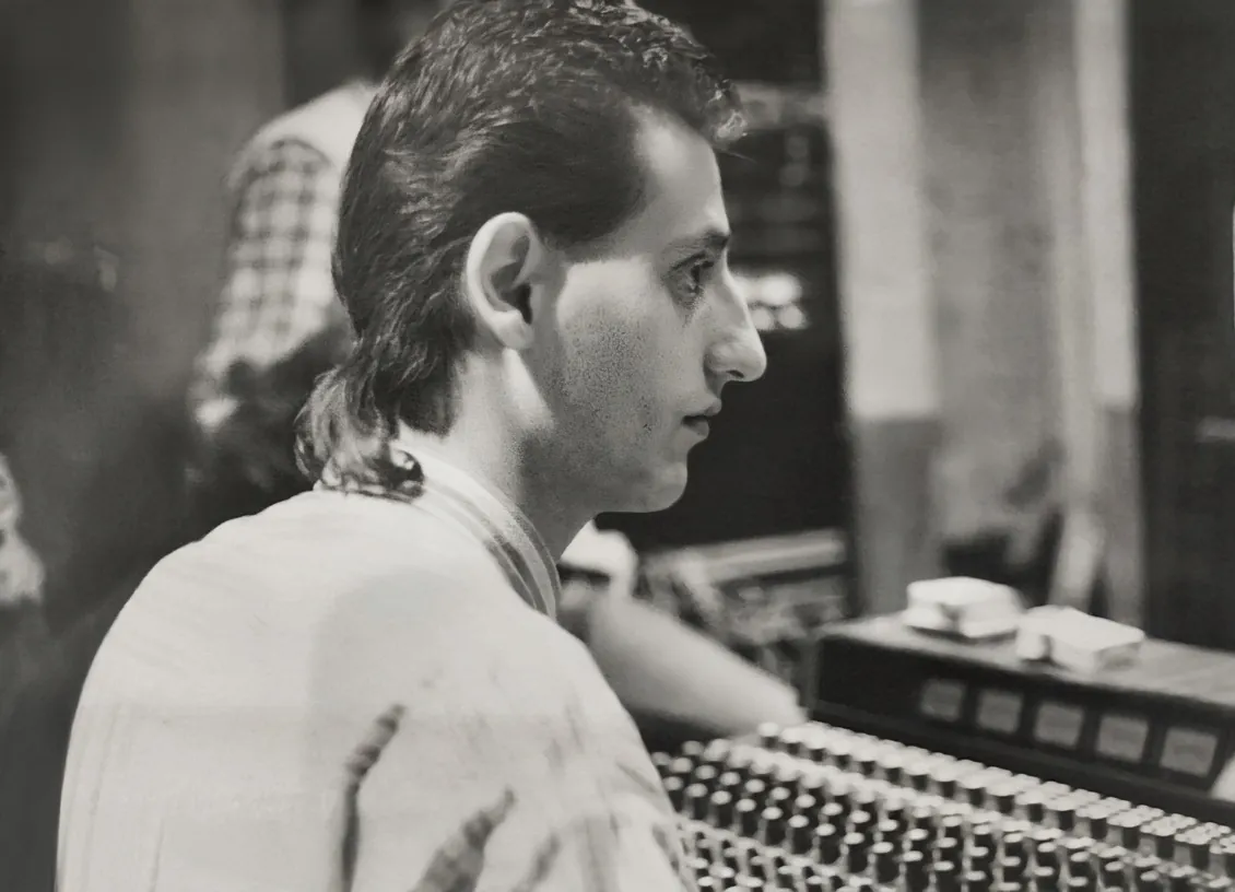 A young Néstor Randazzo working at a mixing console in 1985